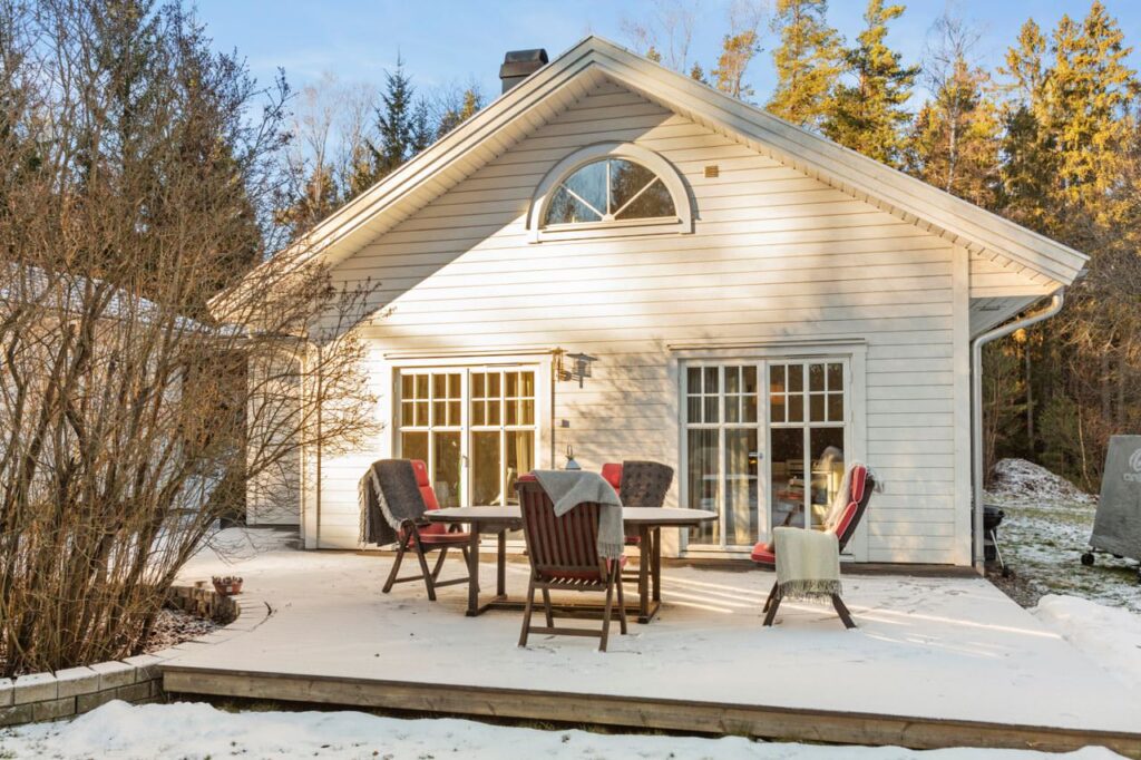 Nybygge attefallshus fritidshus. Huddinge Holmgård