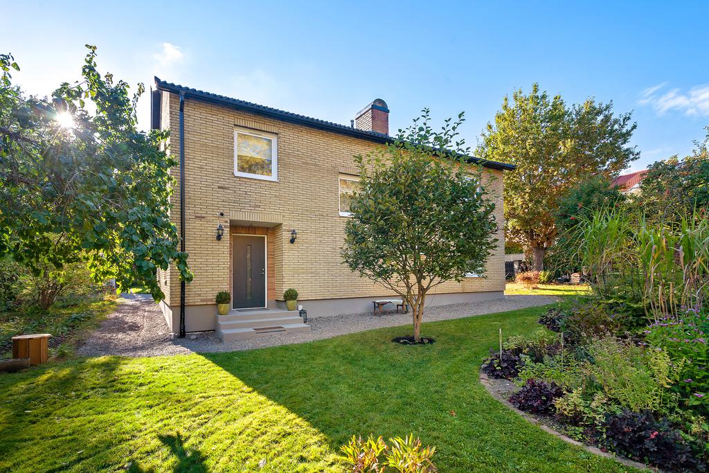 Trädgårdsrenovering Stenläggning runt hus. Tumba Botkyrka